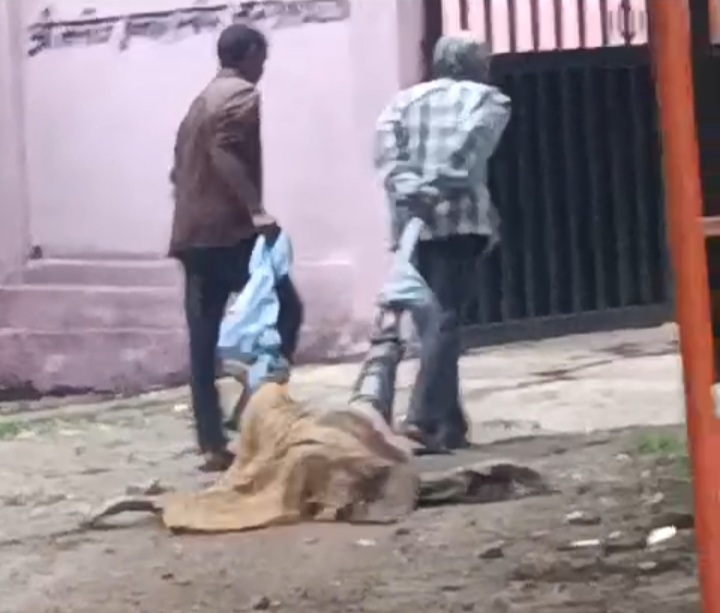 लाश को घसीटते हुए फोटो लाश को घसीटते हुए फोटो