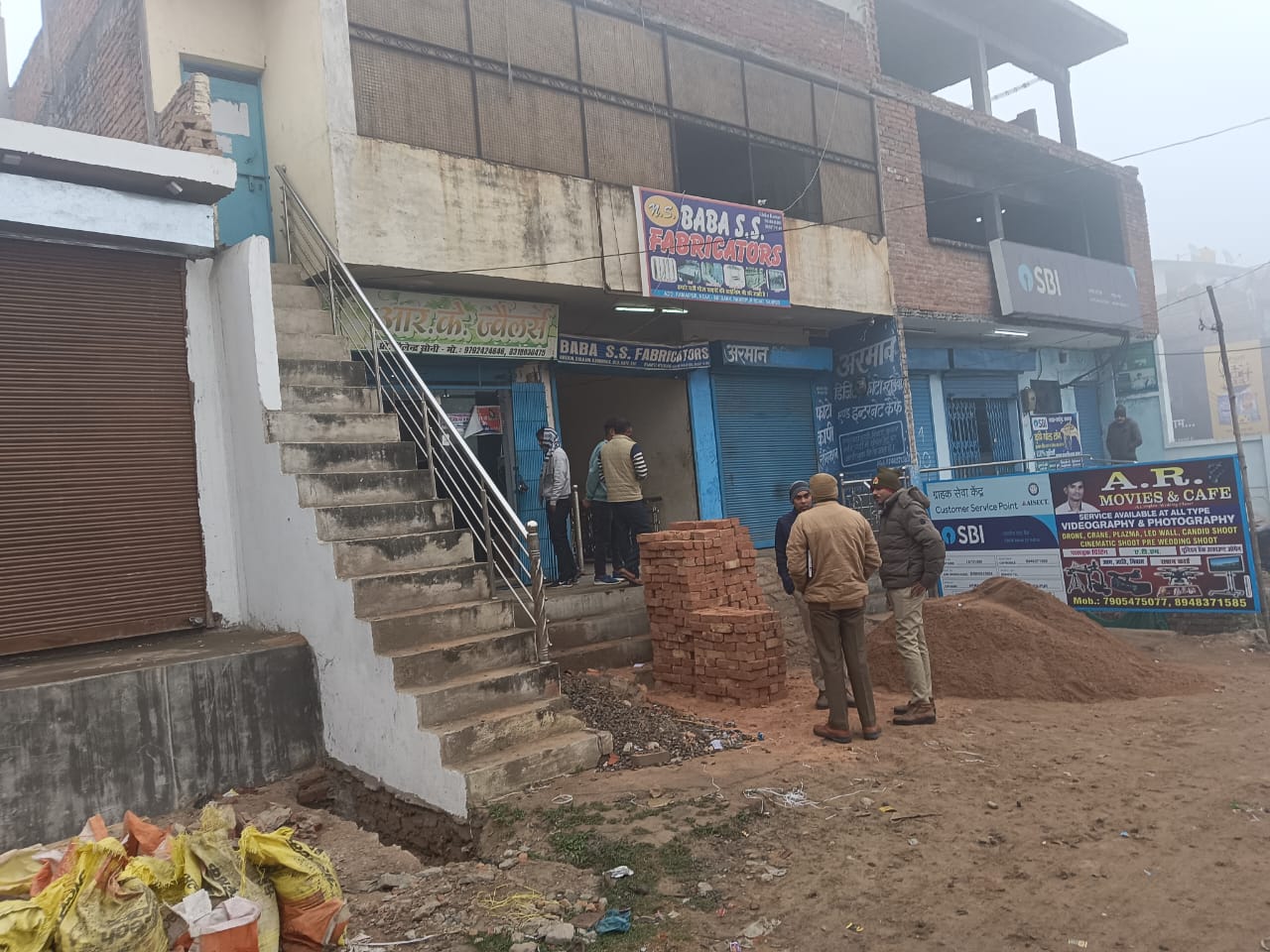 घटनास्थल पर जांच करती पुलिस घटनास्थल पर जांच करती पुलिस