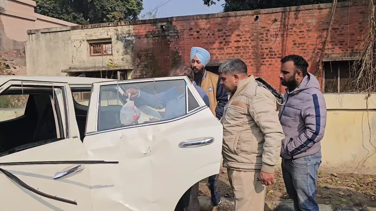 थाने में कार की जांच करते पुलिस थाने में कार की जांच करते पुलिस