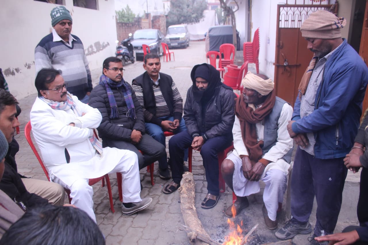 शोक व्यक्त करने पहुंचे सपाई शोक व्यक्त करने पहुंचे सपाई