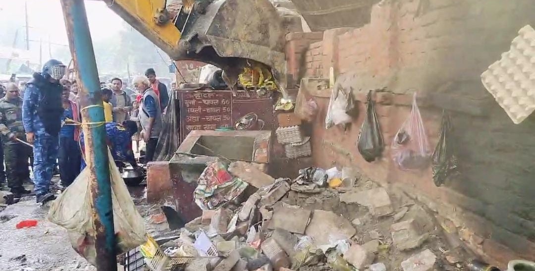 अतिक्रमण हटाती पुलिस अतिक्रमण हटाती पुलिस