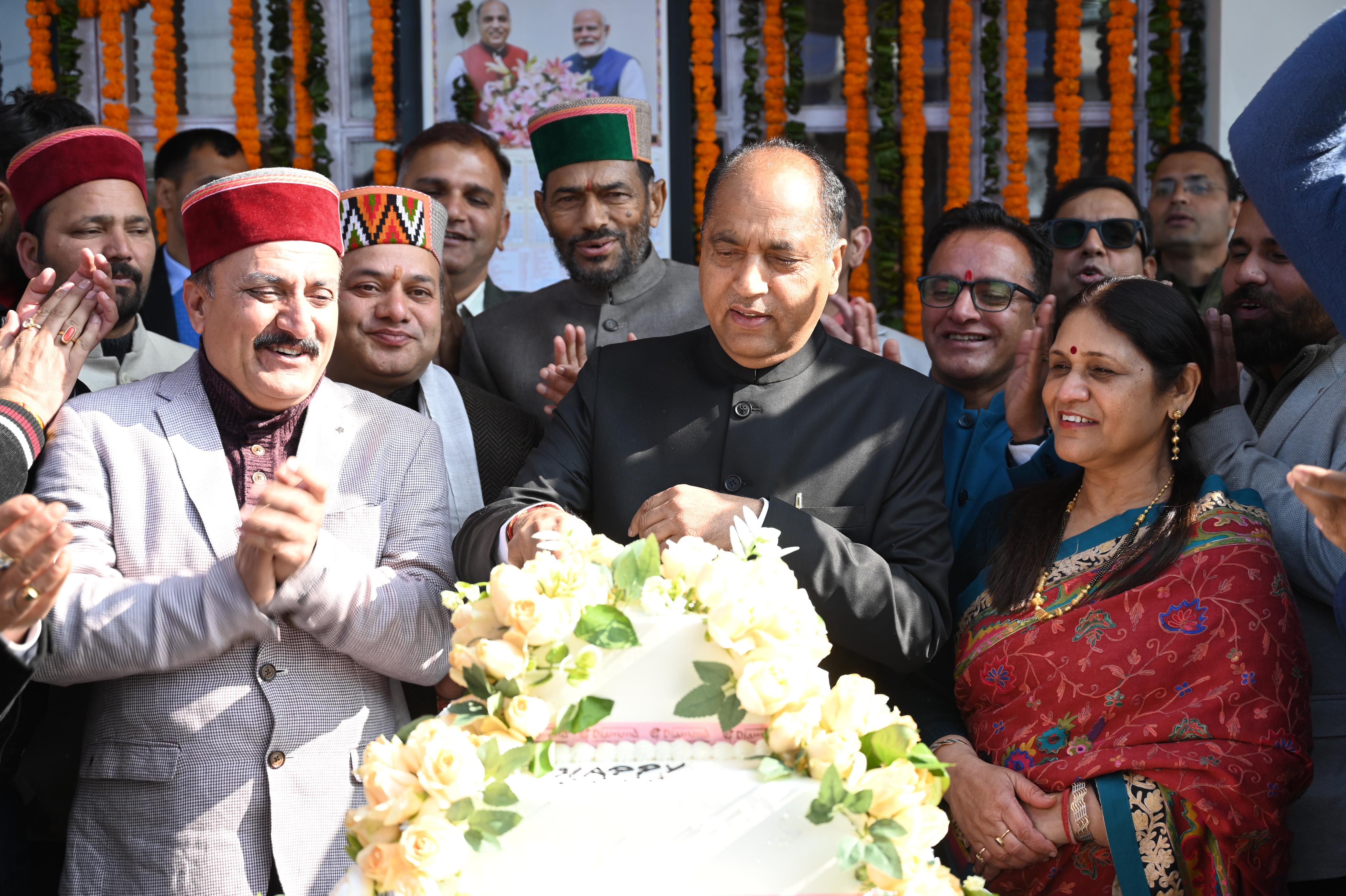 जयराम ठाकुर के जन्मदिन पर केक काटते हुए जयराम ठाकुर के जन्मदिन पर केक काटते हुए