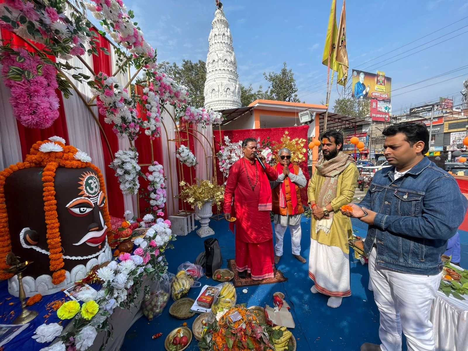महाकाल की पूजा करते भक्त महाकाल की पूजा करते भक्त
