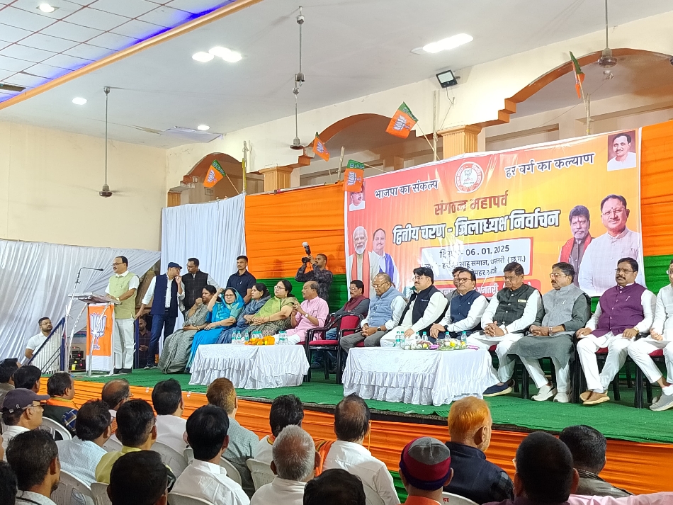 जिला संगठन निर्वाचन अधिकारी जगन्नाथ पाणिग्राही भाजपा जिलाध्यक्ष का नाम प्रस्तावित करते हुए।