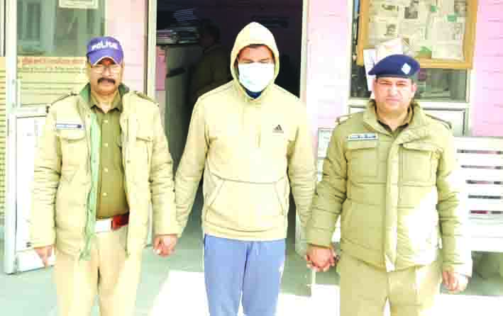 पुलिस गिरफ्त में आरोपित पुलिस गिरफ्त में आरोपित