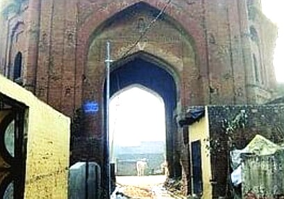 संभल के सौंधन में स्थित मुगलकाल का प्राचीन किला संभल के सौंधन में स्थित मुगलकाल का प्राचीन किला