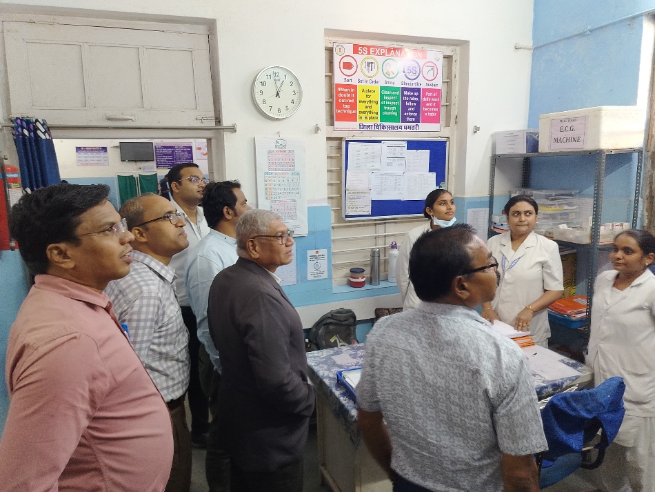 जिला चिकित्सालय बालोद की टीम पुरुष वार्ड में सभी आवश्यक जानकारी लेते हुए। जिला चिकित्सालय बालोद की टीम पुरुष वार्ड में सभी आवश्यक जानकारी लेते हुए।