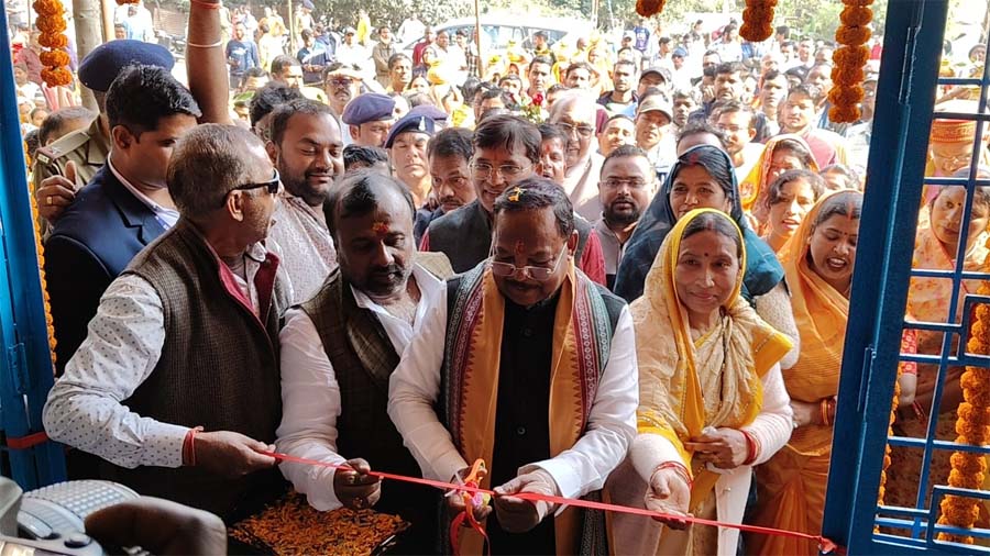 कृषि मंत्री रामविचार नेताम नगर पालिका कार्यालय का शुभारंभ करते हुए