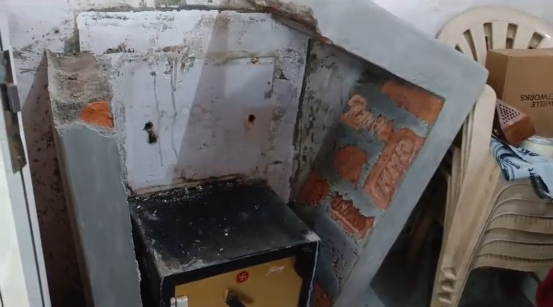टूटा लॉकर टूटा लॉकर