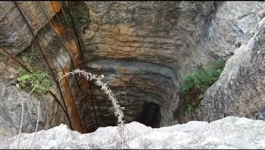 हादसा वाली पहाड़ी जिला डिमा हसाओ के उमरांग्शू स्थित असम कोयला खदान का दृश्य। हादसा वाली पहाड़ी जिला डिमा हसाओ के उमरांग्शू स्थित असम कोयला खदान का दृश्य।