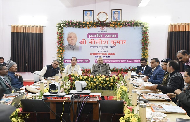 मुख्यमंत्री समीक्षा बैठक करते हाजीपुर में मुख्यमंत्री समीक्षा बैठक करते हाजीपुर में