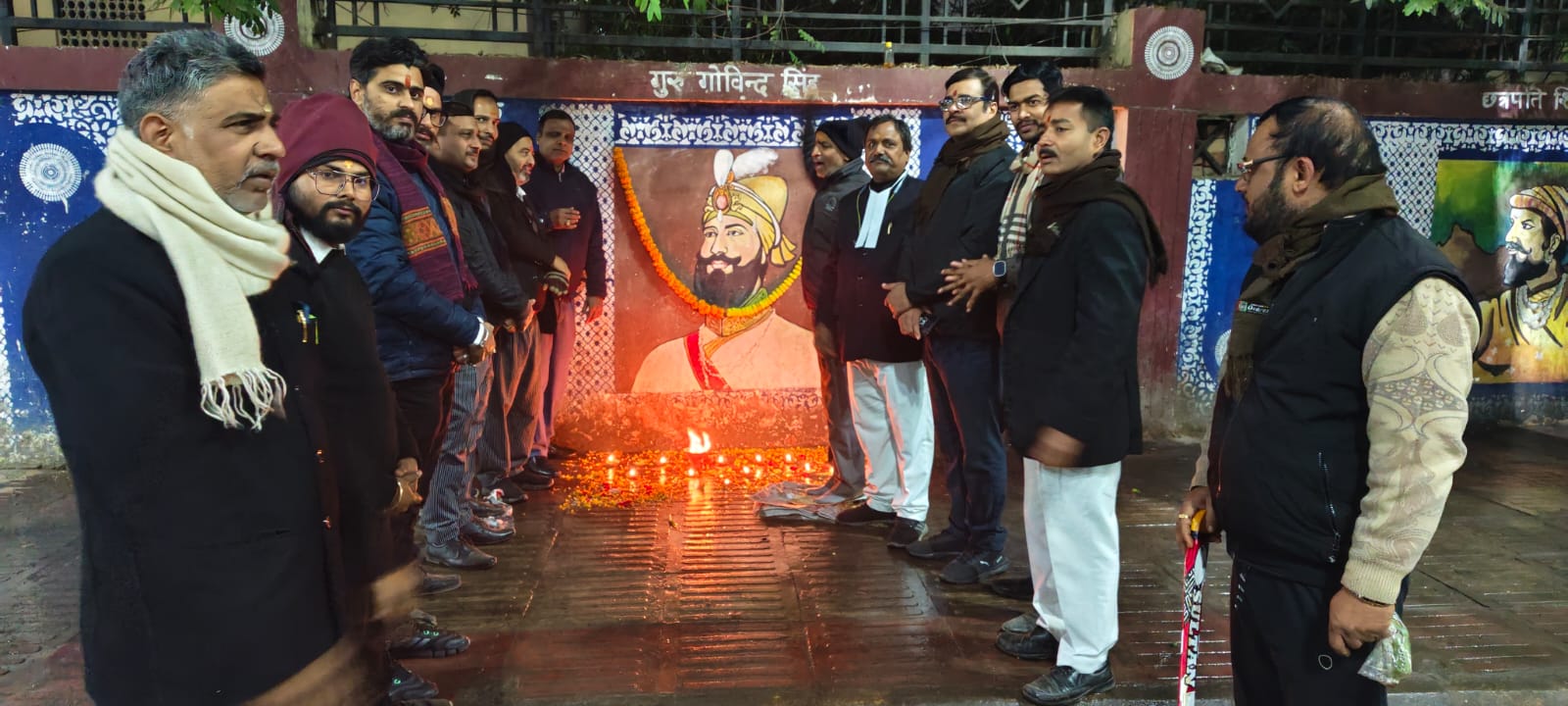 गुरू गोविंद सिंह की जयंती मनाते अधिवक्ता:फोटो बच्चा गुप्ता गुरू गोविंद सिंह की जयंती मनाते अधिवक्ता:फोटो बच्चा गुप्ता