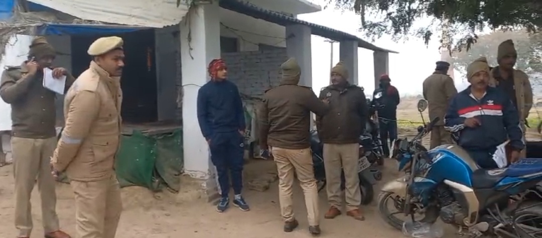 शराब ठेके की जांच करती पुलिस शराब ठेके की जांच करती पुलिस