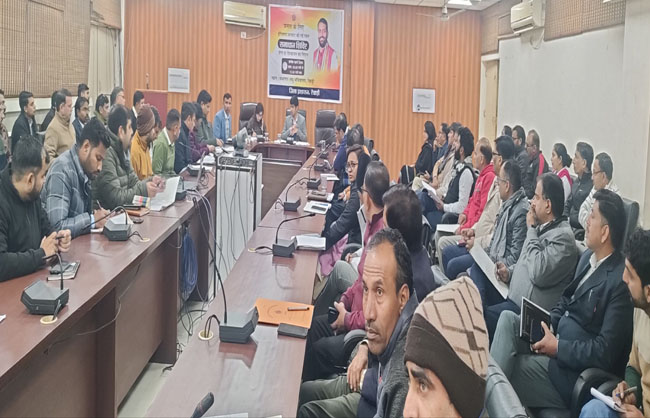 लघु सचिवालय के सभागार में समीक्षा बैठक लेते हुए उपायुक्त अभिषेक मीणा। लघु सचिवालय के सभागार में समीक्षा बैठक लेते हुए उपायुक्त अभिषेक मीणा।