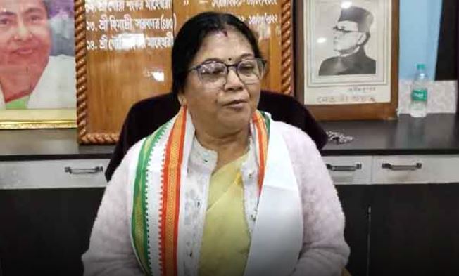 अपर्णा दे नंदी ने दिनहाटा नगर पालिका के चेयरमैन पद संभाली अपर्णा दे नंदी ने दिनहाटा नगर पालिका के चेयरमैन पद संभाली