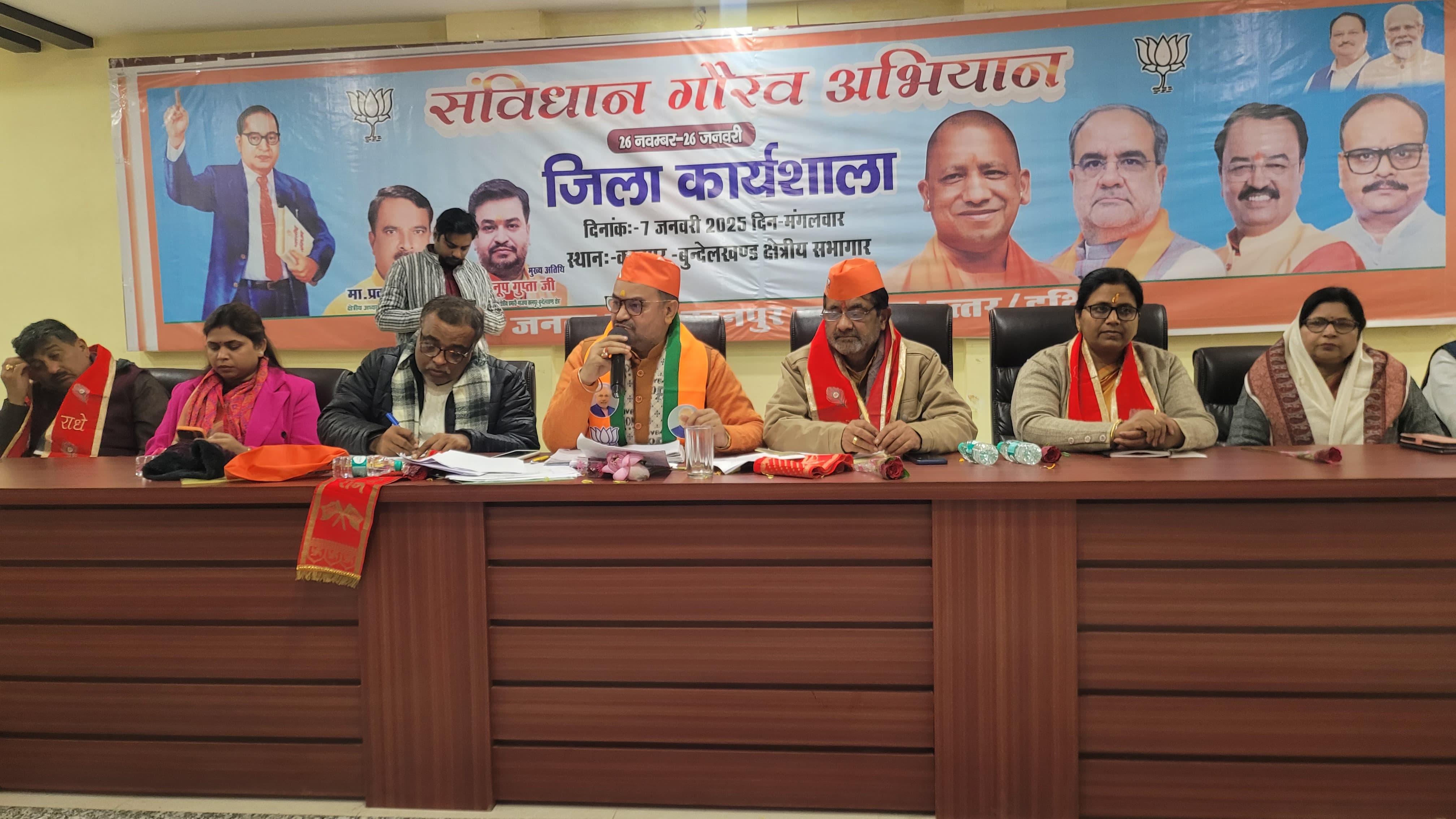 कार्यकर्ताओं को संबोधित करते मुख्य अतिथि कार्यकर्ताओं को संबोधित करते मुख्य अतिथि