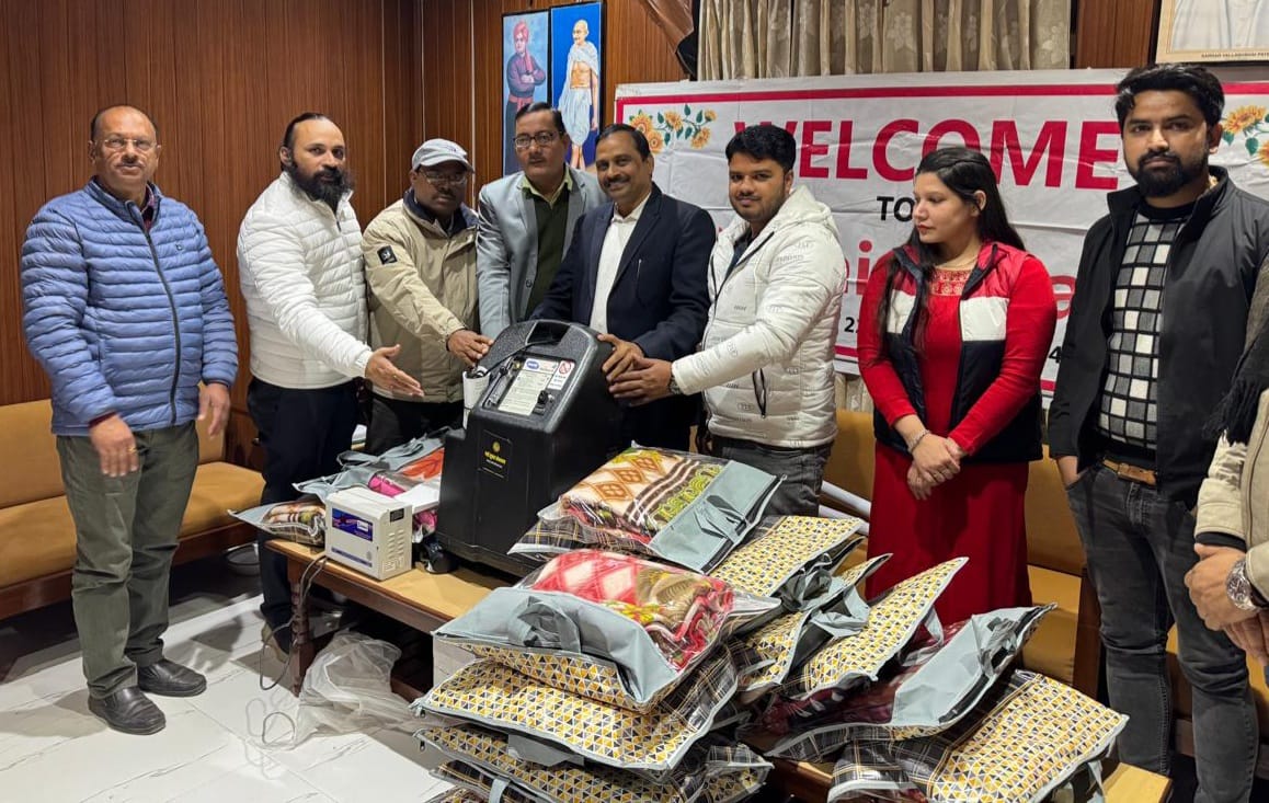 केंद्रीय कारागार चिकित्सालय में ऑक्सीजन कंसंट्रेटर देते सामाजिक कार्यकर्ता: फोटो बच्चा गुप्ता केंद्रीय कारागार चिकित्सालय में ऑक्सीजन कंसंट्रेटर देते सामाजिक कार्यकर्ता: फोटो बच्चा गुप्ता