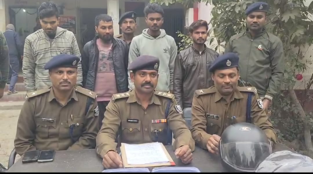 गिरफ्तार चारो अपराधी व पुलिस टीम गिरफ्तार चारो अपराधी व पुलिस टीम