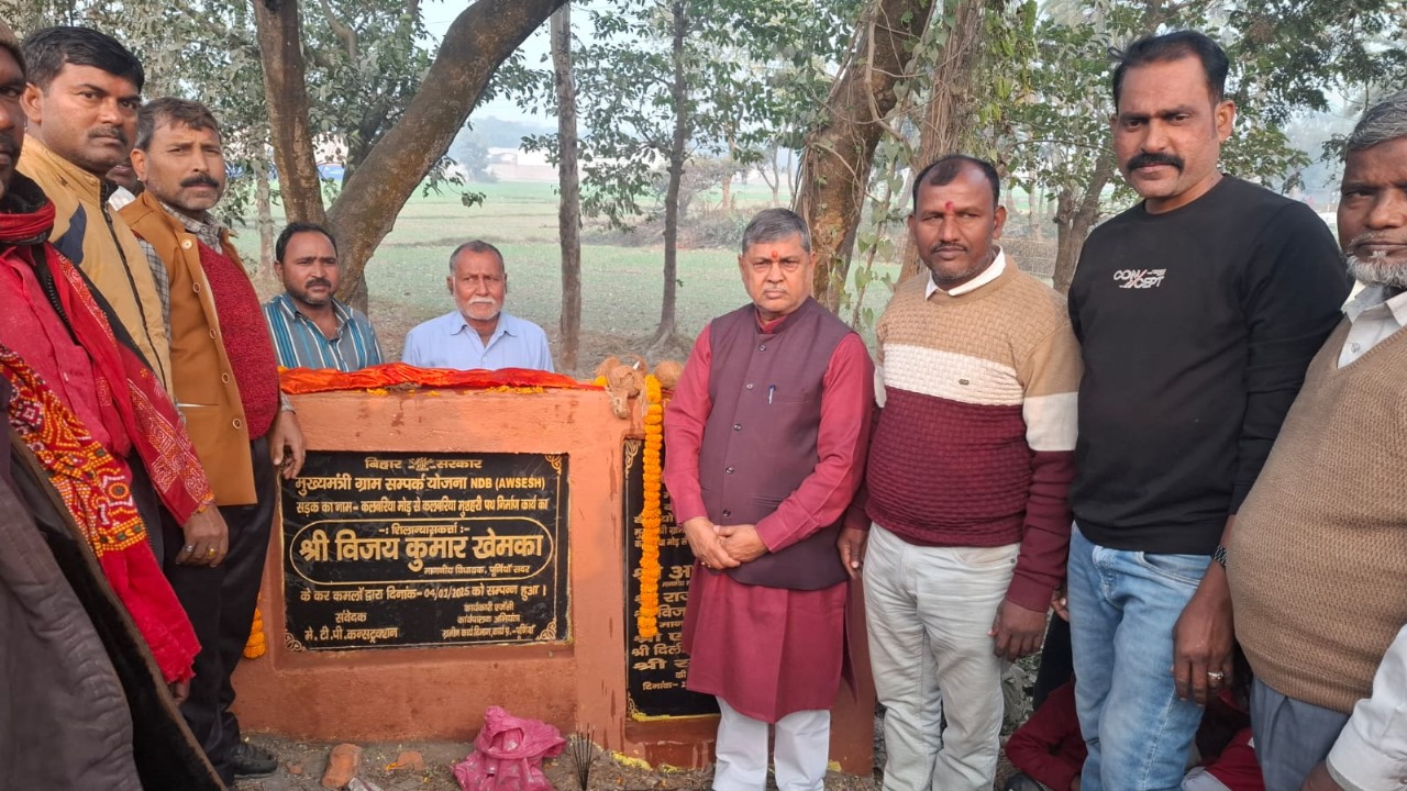 शिलान्यास करते विधायक खेमका शिलान्यास करते विधायक खेमका
