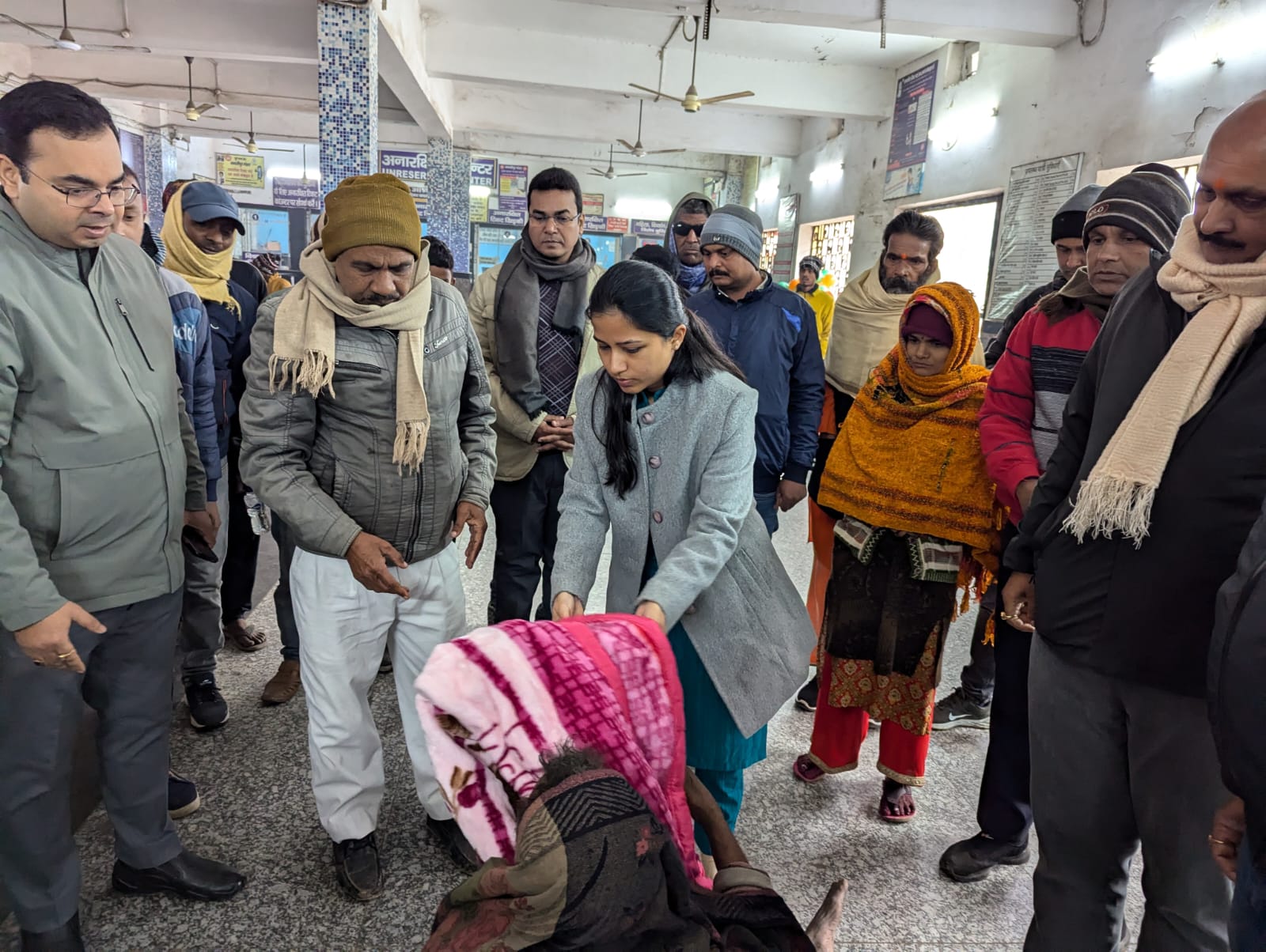 कंबल वितरण करती रक्सौल एसडीओ कंबल वितरण करती रक्सौल एसडीओ