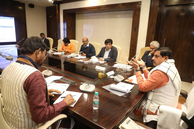 समीक्षा बैठक लेते हुए मुख्यमंत्री डॉ. मोहन यादव समीक्षा बैठक लेते हुए मुख्यमंत्री डॉ. मोहन यादव