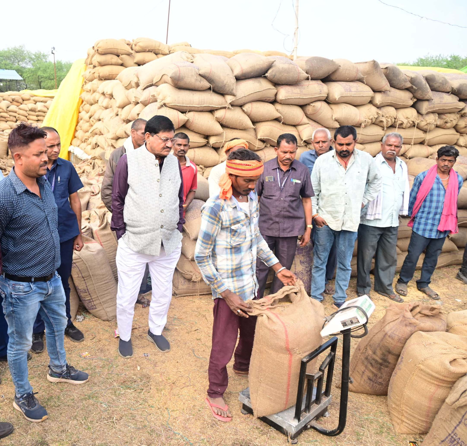 - खाद्य मंत्री बघेल धान खरीद केन्द्र बदनारा और चंदनू का निरीक्षण करते हुए - खाद्य मंत्री बघेल धान खरीद केन्द्र बदनारा और चंदनू का निरीक्षण करते हुए