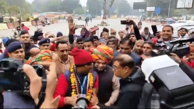नई दिल्ली रेलवे स्टेशन के बाहर कुलियों के साथ रेल मंत्री अश्विनी वैष्णव नई दिल्ली रेलवे स्टेशन के बाहर कुलियों के साथ रेल मंत्री अश्विनी वैष्णव