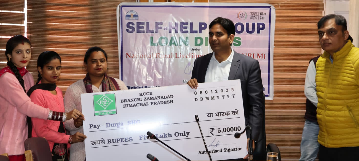 स्वयं सहायता समूह के सदस्यों को चेक देते हुए उपायुक्त। स्वयं सहायता समूह के सदस्यों को चेक देते हुए उपायुक्त।