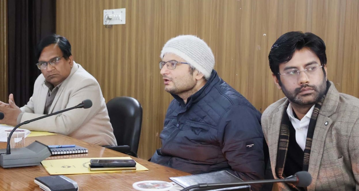 गोपेश्वर में खनिज फाउंडेशन न्यास निधि प्रबंधन समिति की बैठक लेते हुए डीएम। गोपेश्वर में खनिज फाउंडेशन न्यास निधि प्रबंधन समिति की बैठक लेते हुए डीएम।