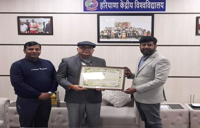 प्रो. रूपेश देशमुख को उपलब्धि पर बधाई देते हुए कुलपति प्रो. टंकेशवर कुमार। प्रो. रूपेश देशमुख को उपलब्धि पर बधाई देते हुए कुलपति प्रो. टंकेशवर कुमार।