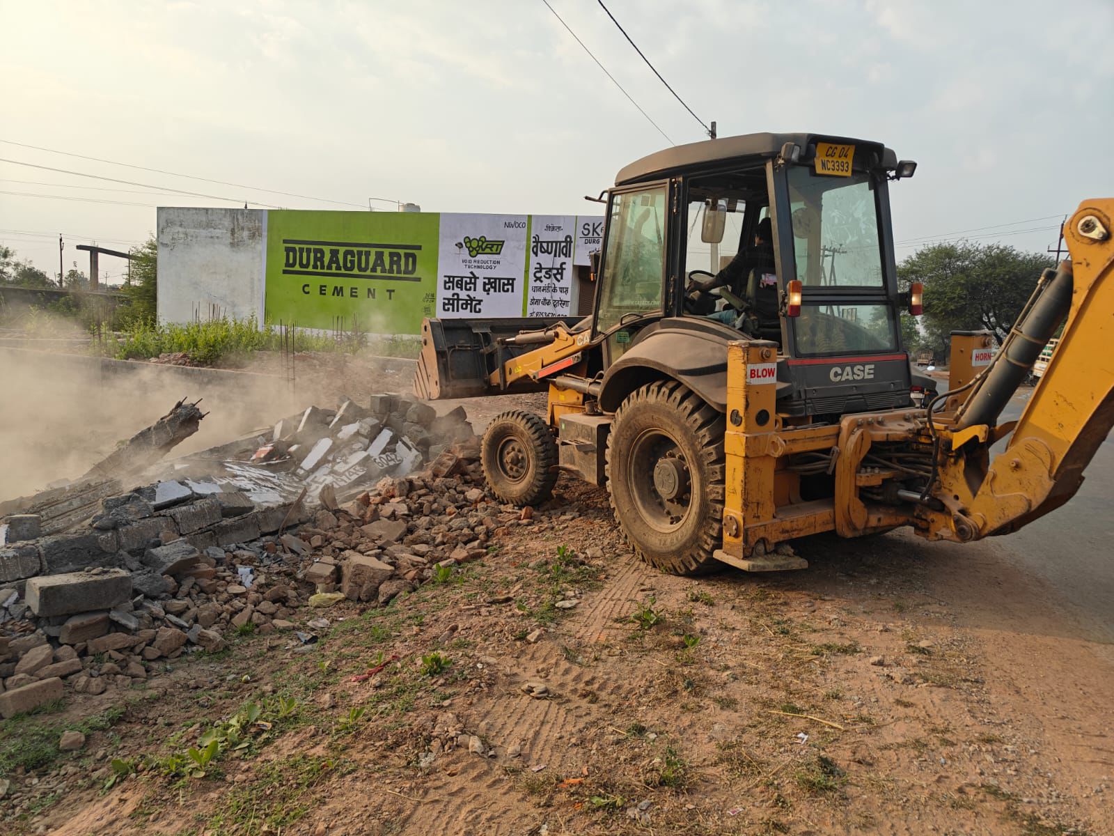 दतरेंगा में अतिक्रमण हुए बाउड्रीवाल गिराई गई दतरेंगा में अतिक्रमण हुए बाउड्रीवाल गिराई गई