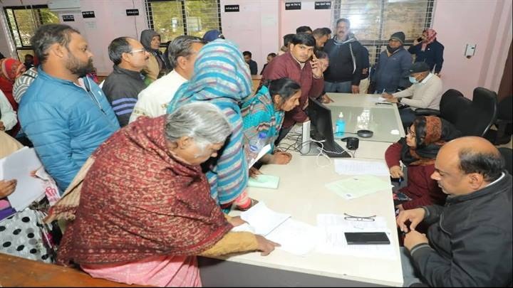 ग्वालियर में जनसुनवाई करते हुए अधिकारी ग्वालियर में जनसुनवाई करते हुए अधिकारी
