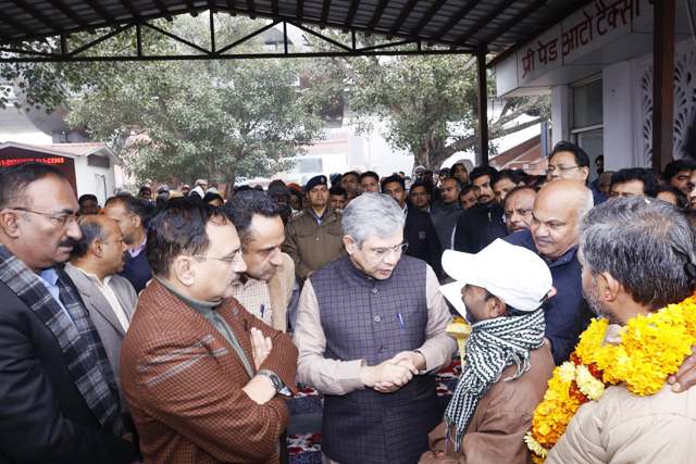 रेल मंत्री अश्विनी वैष्णव मंगलवार को नई दिल्ली रेलवे स्टेशन पर आटो-टैक्सी चालकों के साथ रेल मंत्री अश्विनी वैष्णव मंगलवार को नई दिल्ली रेलवे स्टेशन पर आटो-टैक्सी चालकों के साथ