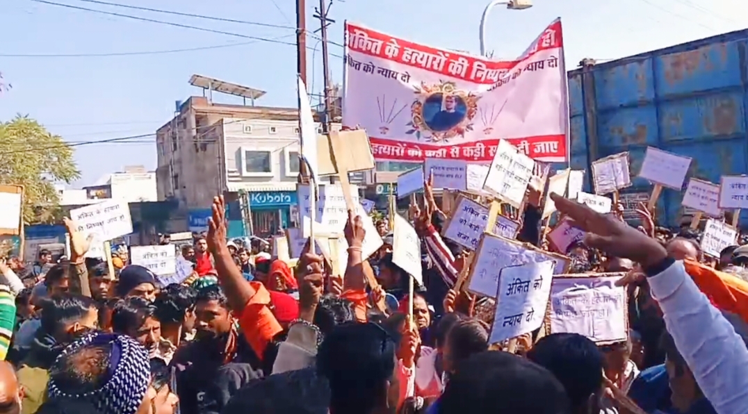 अशोकनगर: फोटोग्राफर हत्याकांड की जांच को लेकर प्रदर्शन, महिलाओं ने पुलिस को दिखाईं चूडिय़ां
