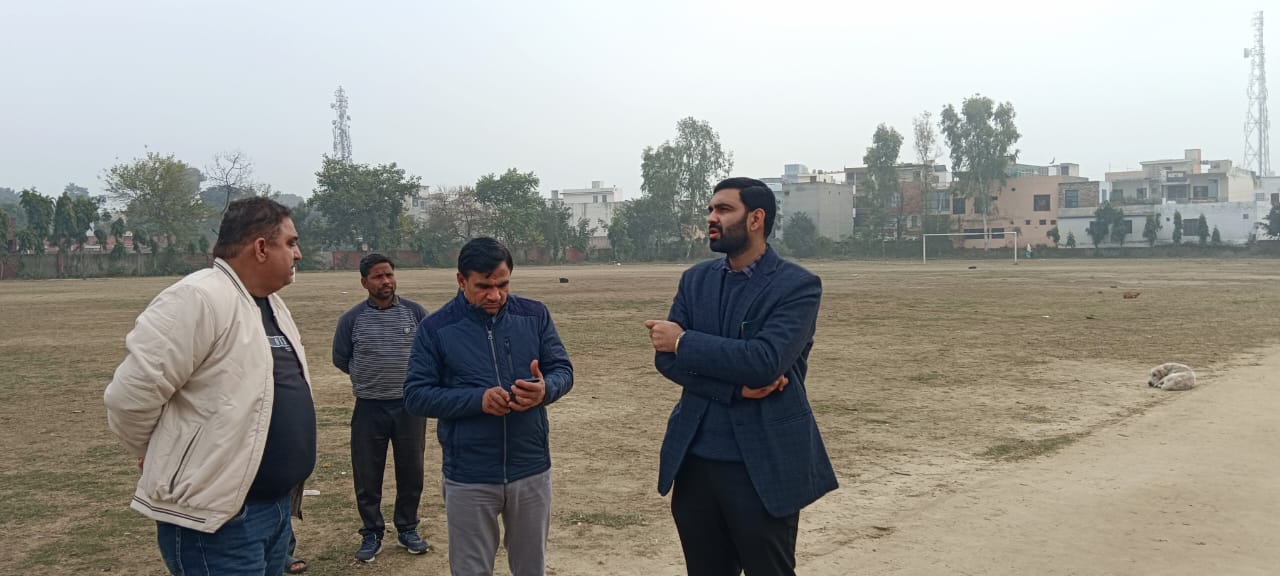 स्टेडियम का दौरा करते एसडीएम। स्टेडियम का दौरा करते एसडीएम।