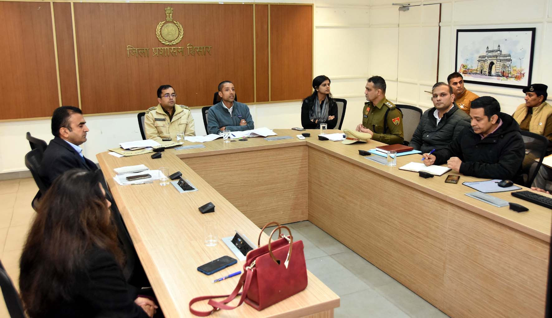 एनकॉर्ड की बैठक की अध्यक्षता कर अधिकारियों को निर्देश देते उपायुक्त अनीश यादव।