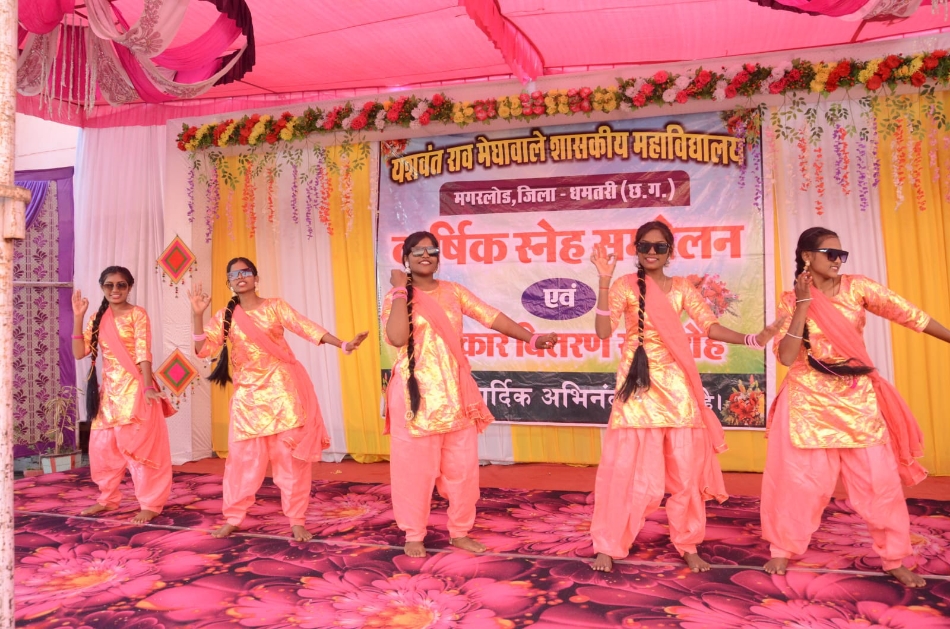 शासकीय महाविद्यालय मगरलोड में सांस्कृतिक कार्यक्रम की प्रस्तुति देते हुए कालेज के विद्यार्थी। शासकीय महाविद्यालय मगरलोड में सांस्कृतिक कार्यक्रम की प्रस्तुति देते हुए कालेज के विद्यार्थी।