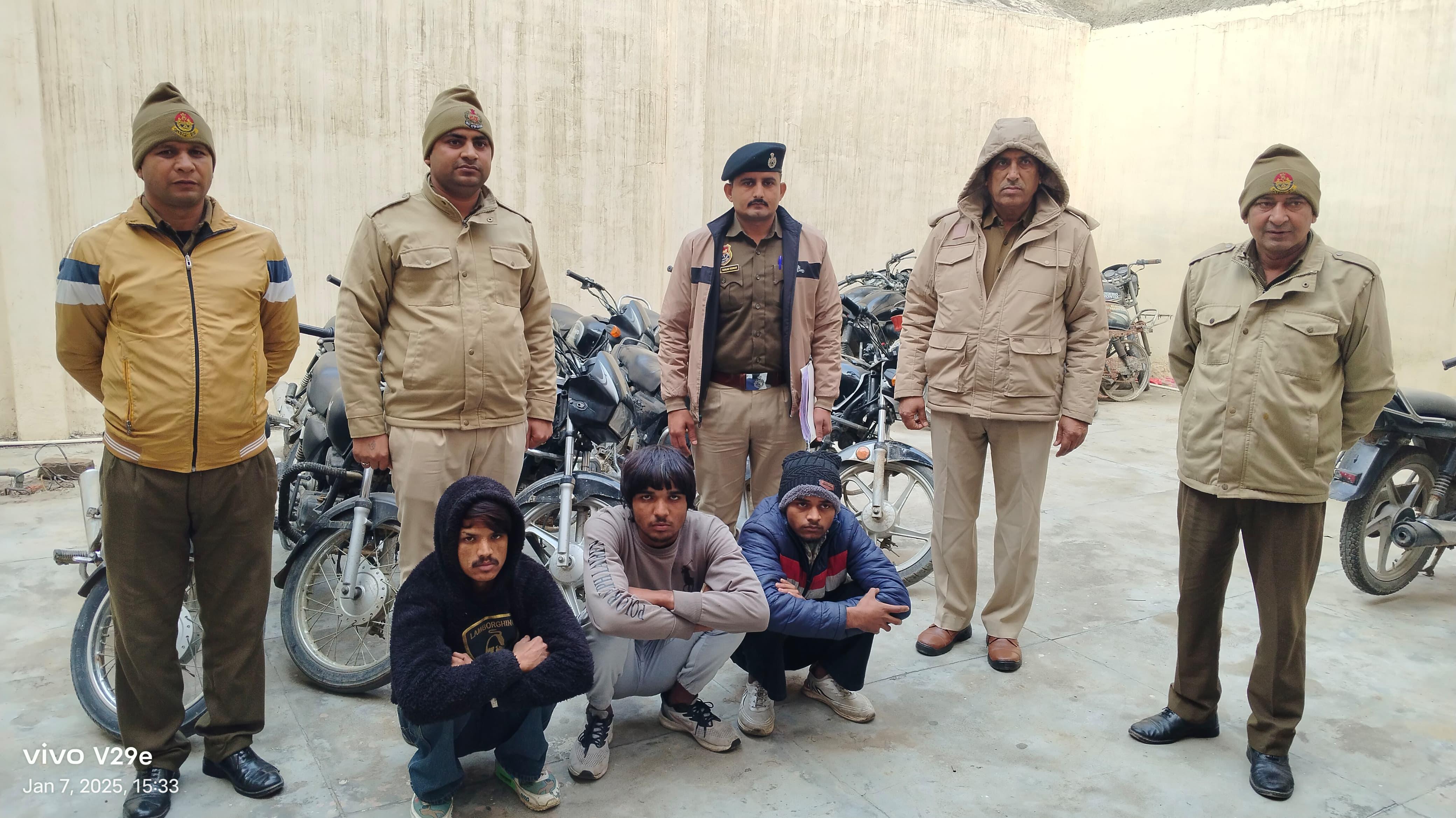 पुलिस गिरफ्त में आरोपित। पुलिस गिरफ्त में आरोपित।