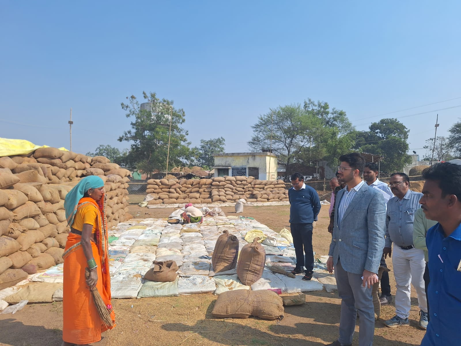 बलौदाबाजार जिले में कलेक्टर सोनी धान खरीद केंद्रों का निरीक्षण करते हुए बलौदाबाजार जिले में कलेक्टर सोनी धान खरीद केंद्रों का निरीक्षण करते हुए