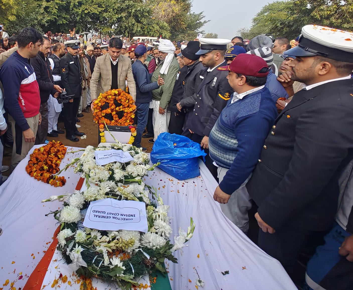 गांव मुंडाहेड़ा में मंगलवार को दिवंगत नाविक मनोज कुमार के पार्थिव शरीर पर पुष्प अर्पित कर श्रद्धांजलि देते एसडीएम रविंद्र यादव गांव मुंडाहेड़ा में मंगलवार को दिवंगत नाविक मनोज कुमार के पार्थिव शरीर पर पुष्प अर्पित कर श्रद्धांजलि देते एसडीएम रविंद्र यादव