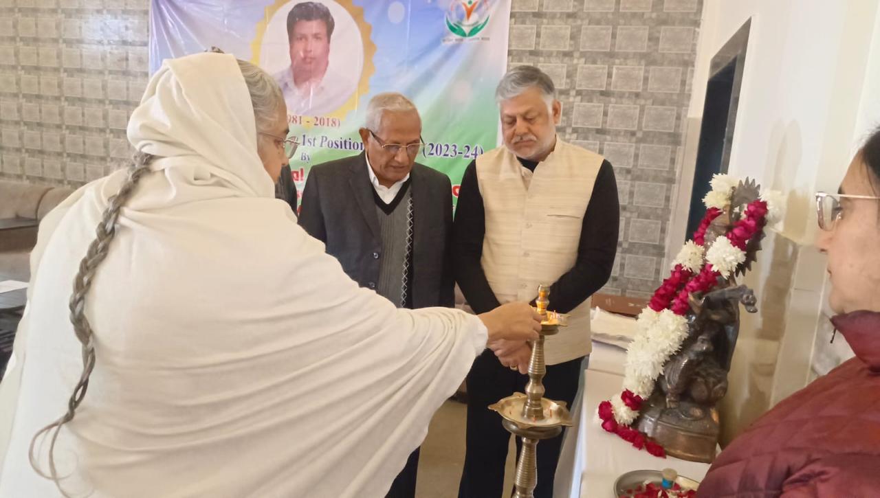 प्रतिभाशाली विद्यार्थी सम्मान समारोह का उद्घाटन करते अशोक और बीके अंजलि प्रतिभाशाली विद्यार्थी सम्मान समारोह का उद्घाटन करते अशोक और बीके अंजलि