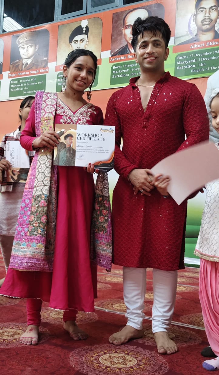 हल्द्वानी में आयोजित कथक डांस प्रतियोगिता में पुरस्कार लेती अनन्या अग्रवाल हल्द्वानी में आयोजित कथक डांस प्रतियोगिता में पुरस्कार लेती अनन्या अग्रवाल