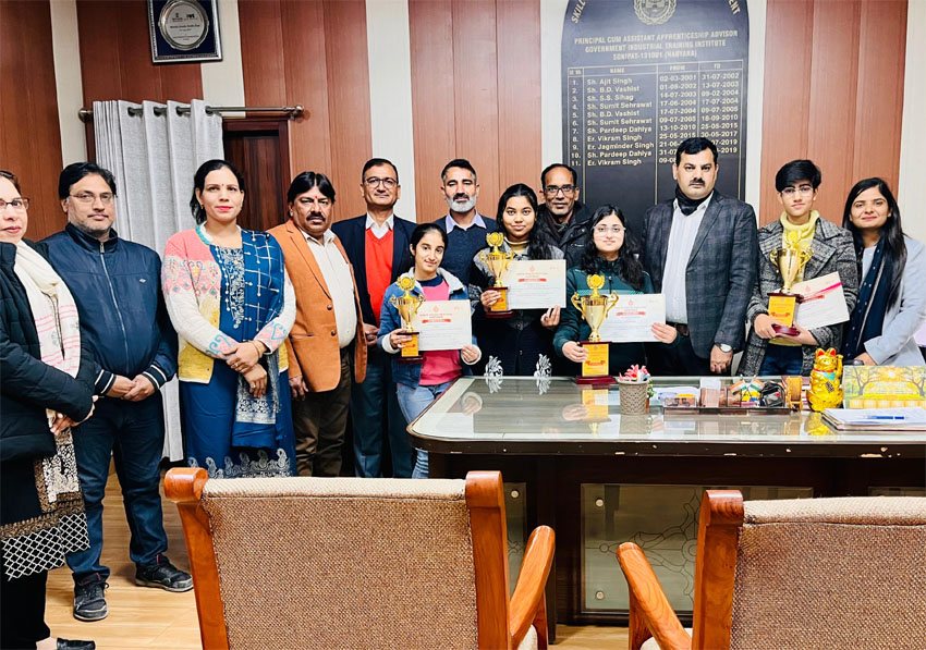 7 Snp-1 सोनीपत: राज्य स्तरीय युवा महोत्सव के विजेताओं को सम्मानित करते हुए अधिकारी 7 Snp-1 सोनीपत: राज्य स्तरीय युवा महोत्सव के विजेताओं को सम्मानित करते हुए अधिकारी