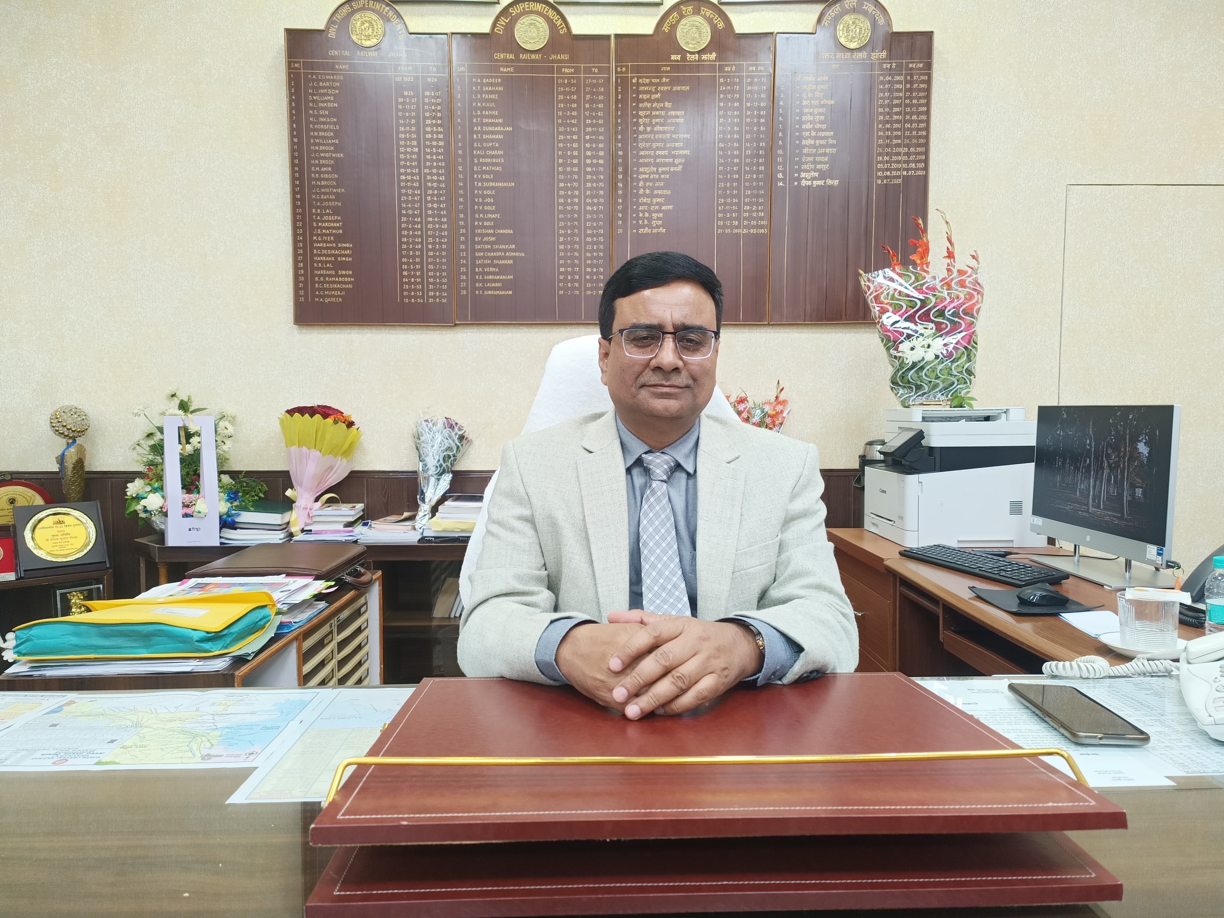 मंडल रेल प्रबंधक दीपक सिन्हा जानकारी देते हुए मंडल रेल प्रबंधक दीपक सिन्हा जानकारी देते हुए