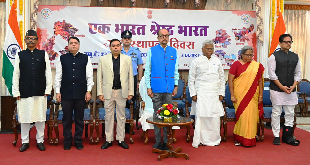 बीजापुर जिले में नक्सली घटना में बलिदान हुए जिला रिजर्व गार्ड के जवानों को राजभवन में श्रद्धांजलि दी गई बीजापुर जिले में नक्सली घटना में बलिदान हुए जिला रिजर्व गार्ड के जवानों को राजभवन में श्रद्धांजलि दी गई