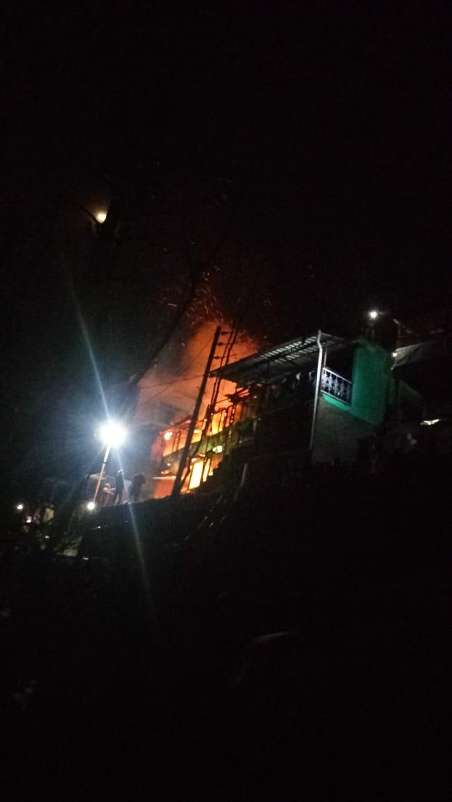 रोहड़ू में आग की चपेट में आया दो मंजिला मकान रोहड़ू में आग की चपेट में आया दो मंजिला मकान