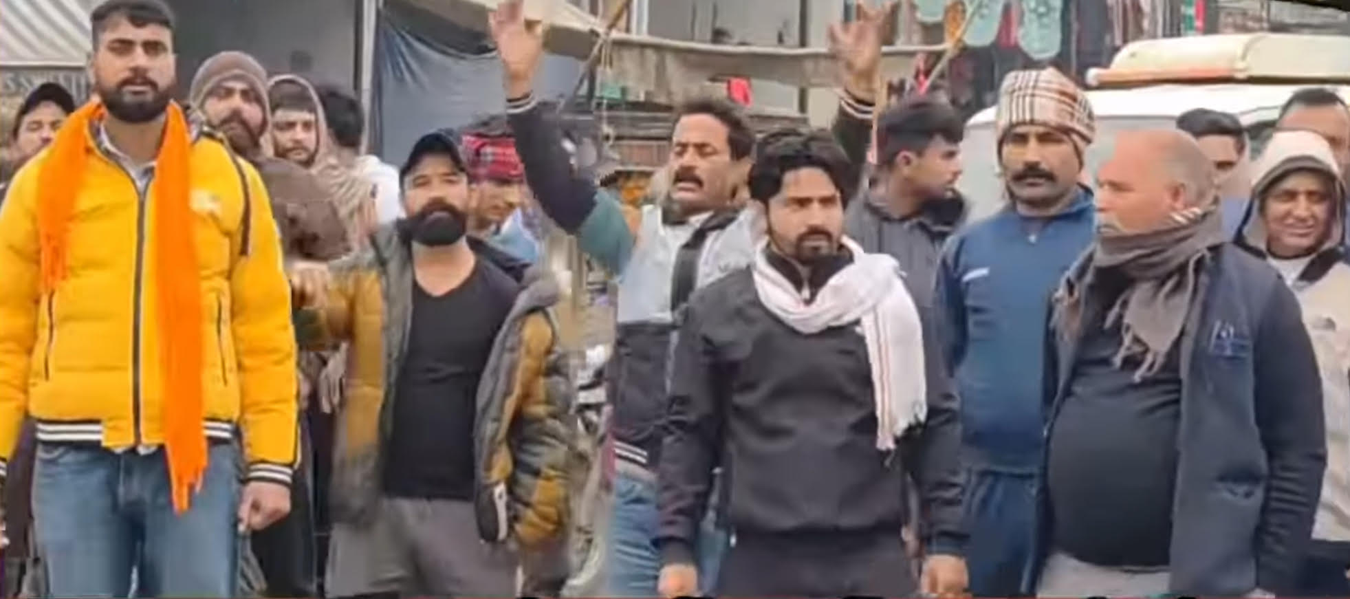 Protested by blocking the road against drug smugglers and animal smugglers, demanded seizure of smugglers' property