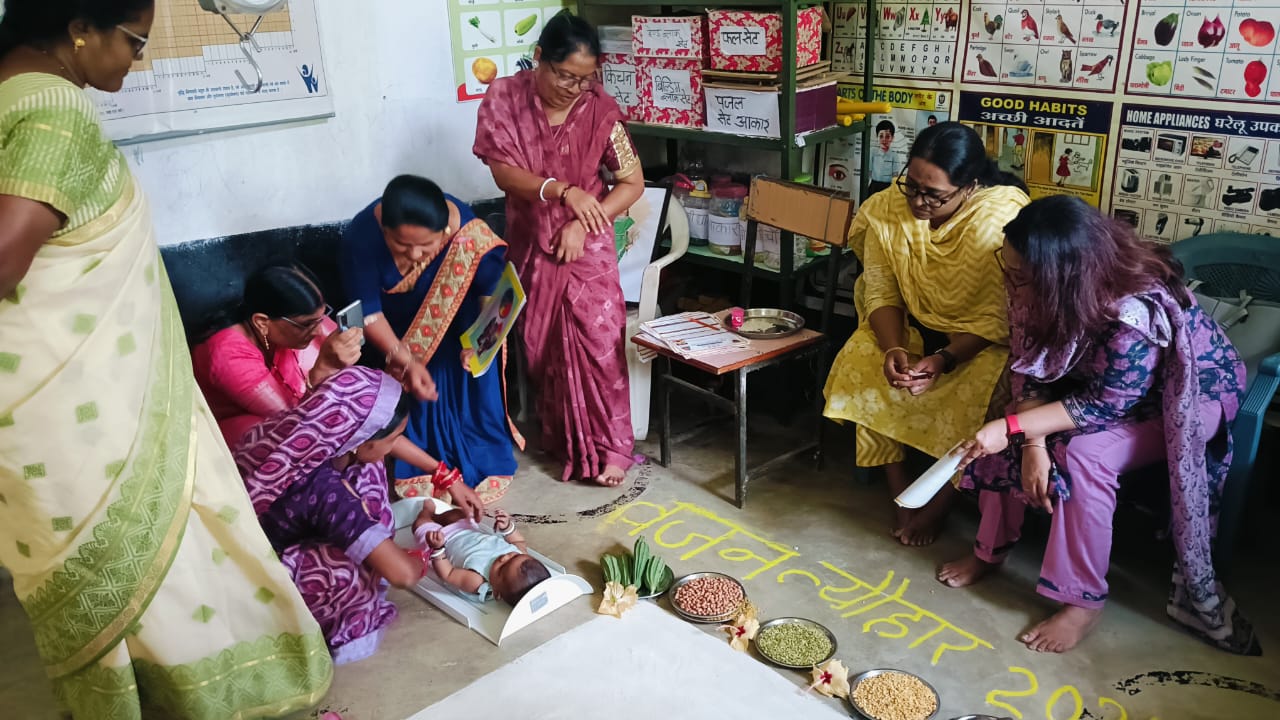 जिले के एक आंगनबाड़ी केंद्र में बच्चे का वजन माप लेती हुई आंगनबाड़ी कार्यकर्ता। जिले के एक आंगनबाड़ी केंद्र में बच्चे का वजन माप लेती हुई आंगनबाड़ी कार्यकर्ता।