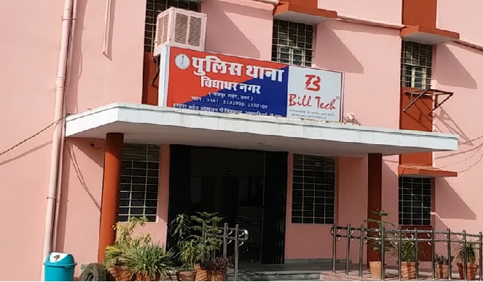 नौकर कारोबारी के घर से 30 लाख रुपए लेकर फरार नौकर कारोबारी के घर से 30 लाख रुपए लेकर फरार