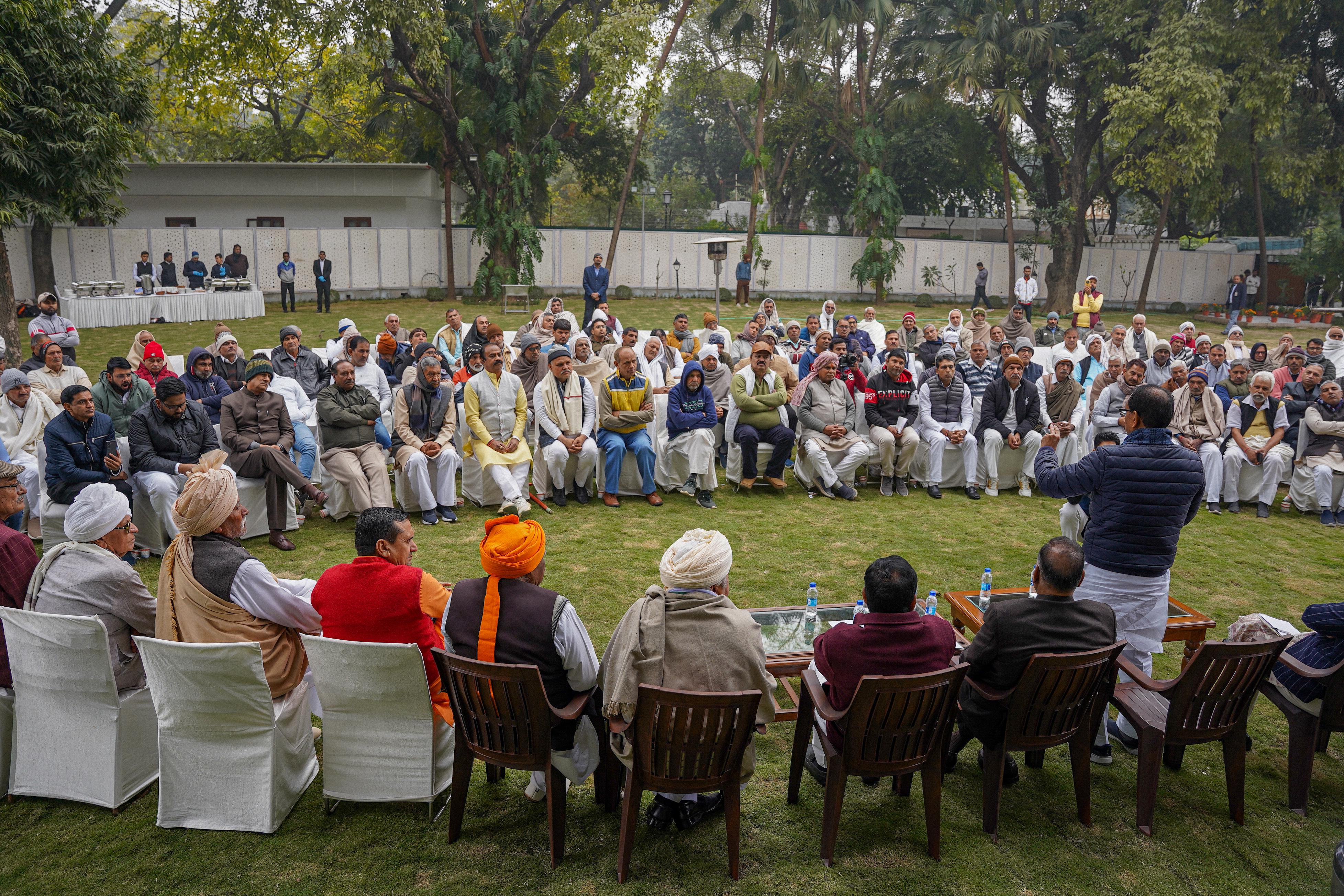 केन्द्रीय कृषि मंत्री शिवराज सिंह चौहान अपने आवास पर किसानों से बातचीत करते हुए केन्द्रीय कृषि मंत्री शिवराज सिंह चौहान अपने आवास पर किसानों से बातचीत करते हुए